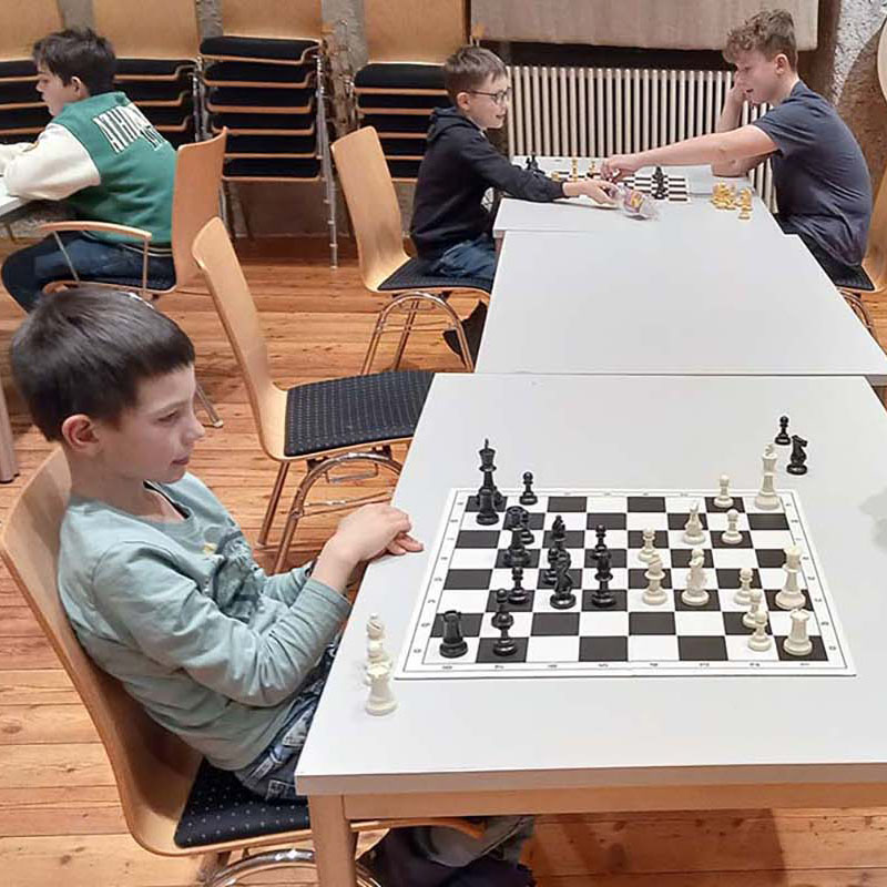 Kinder spielen Schach