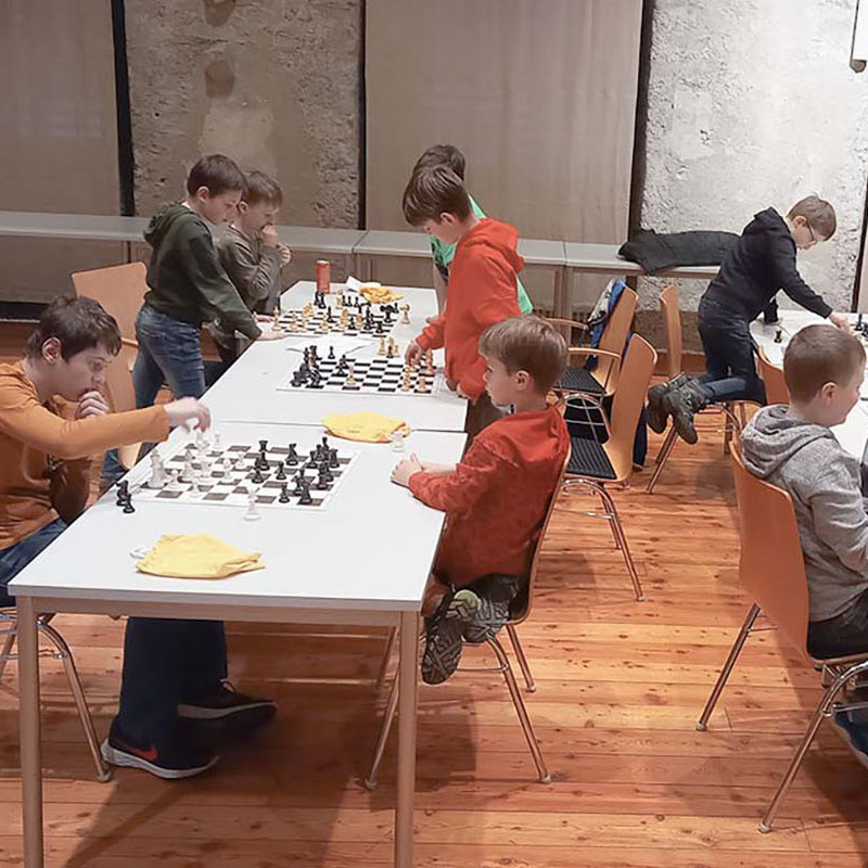 Kinder spielen und lernen Schach