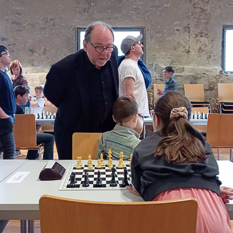 Kinder spielen Schach in einem Raum, konzentriert und engagiert im Spiel