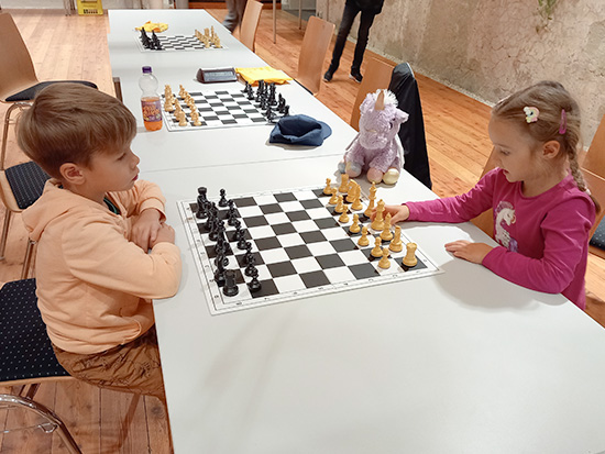 Junge und Mädchen spielen Schach