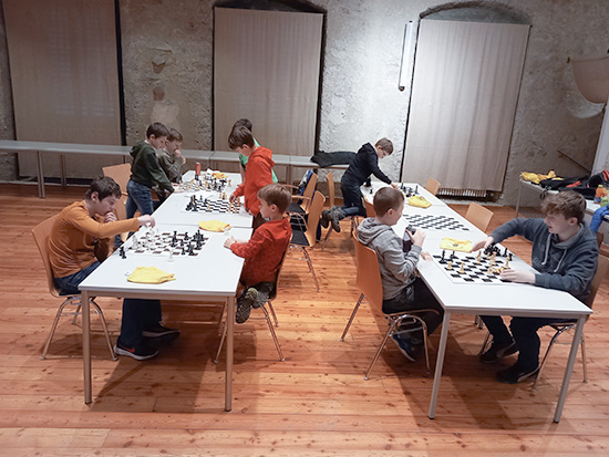 Kinder spielen Schach